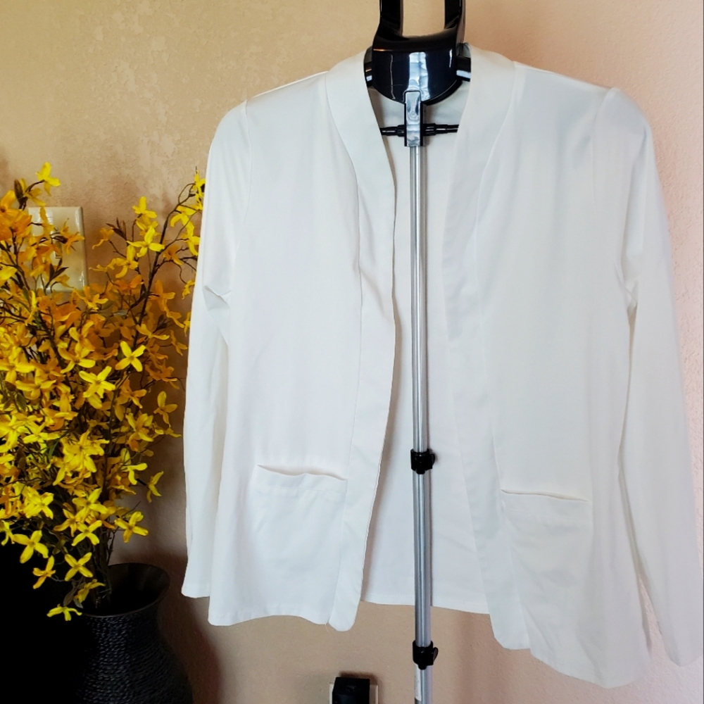 long sleeve white blazer front pockets